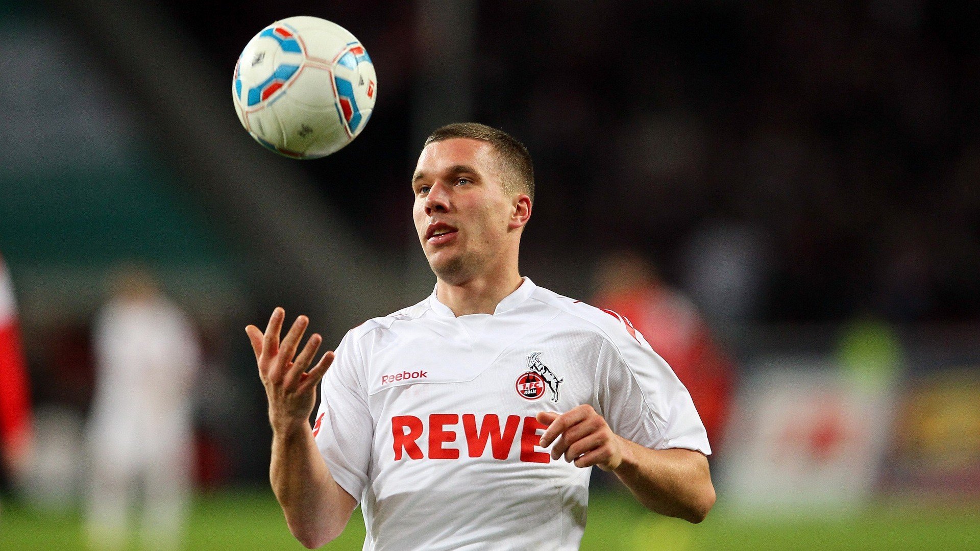 绿茵场与乒乓球台,双重视角下的王者启示